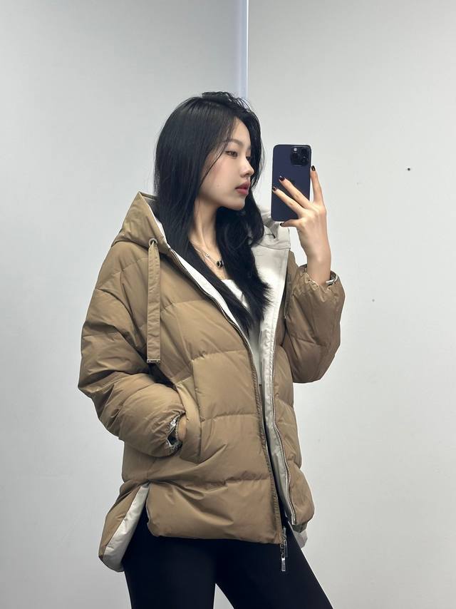 Max Embroidered Reversible Color-Blocked Down Jacket! Reversible design with sil