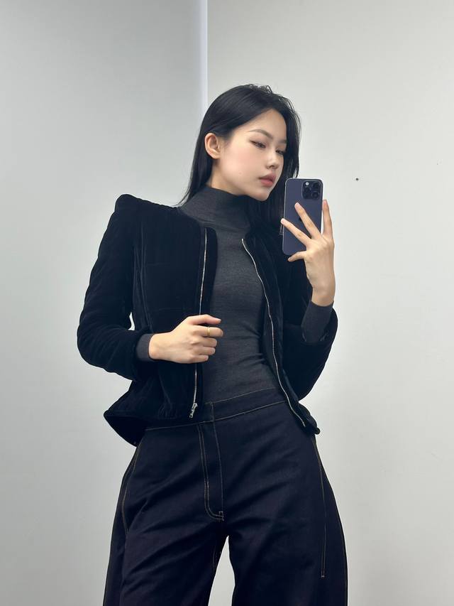 Velvet Quilted Jacket! Available in two colors: Small, Medium, Large, Small.