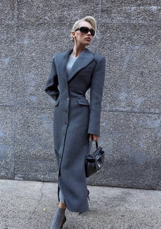 Padded-shoulder long wool coat! Two colors available.