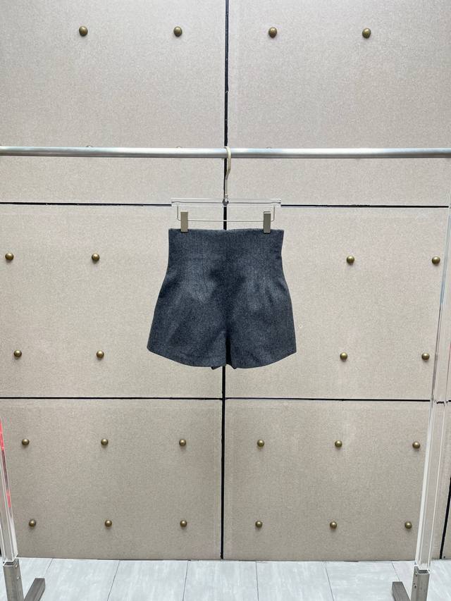 Wool High-Waisted Shorts! Available in two colors: S, M, D, and E.