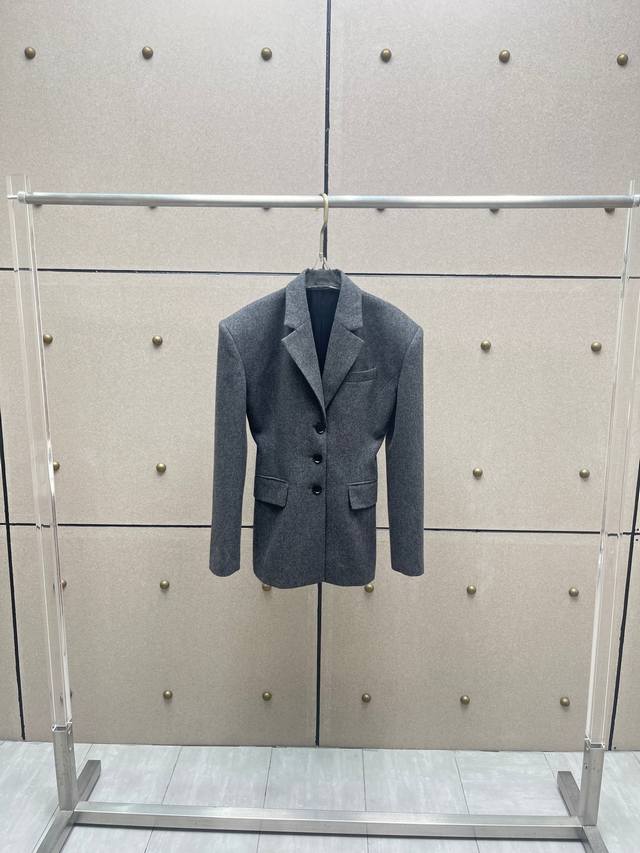 Wool three-button suit! Available in two colors: S, M, L, D.