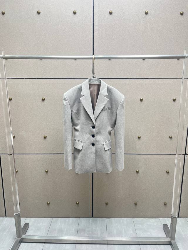 Wool three-button suit! Available in two colors: S, M, L, D.