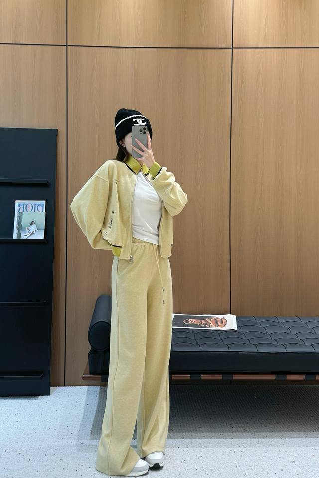 25 Color-blocked casual suit. features a stand-up collar zip-up casual jacket pa