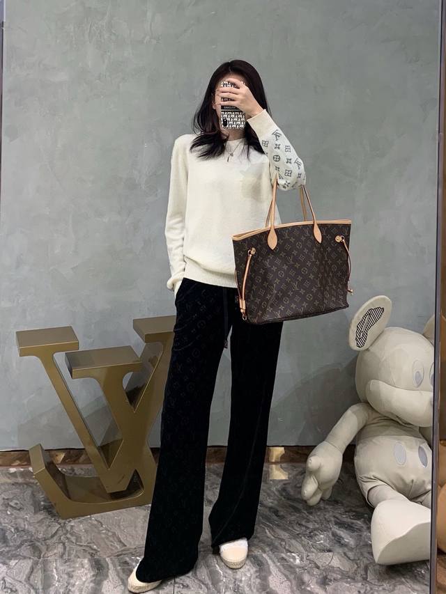 New velvet jacquard wide-leg pants with a beautiful drape. They look amazing on