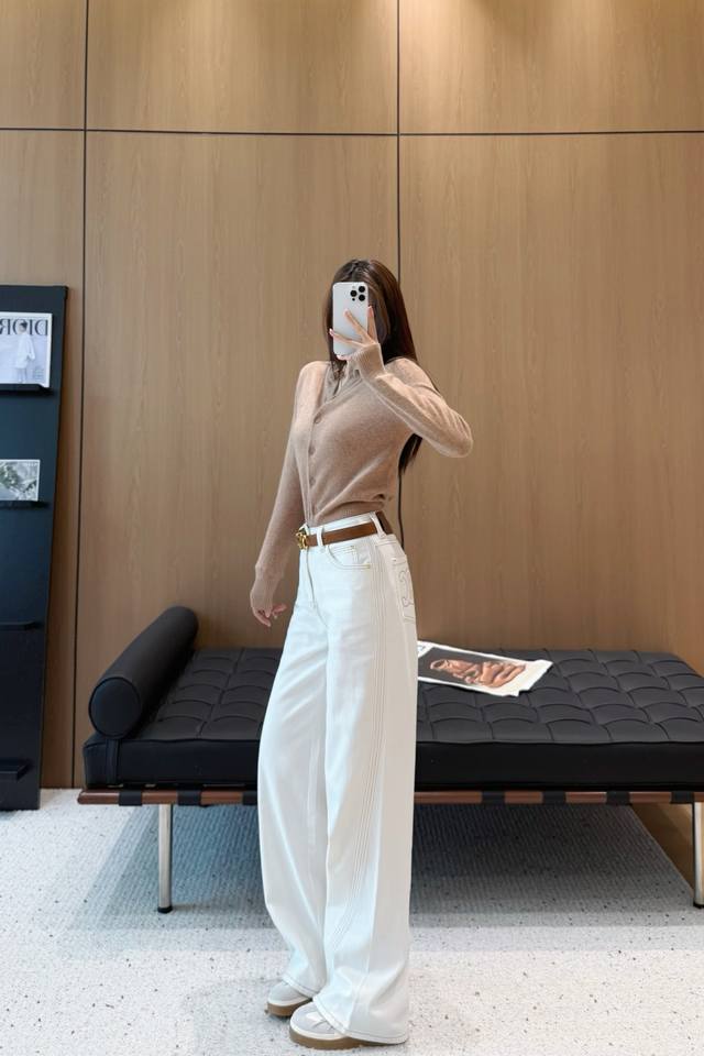 25 Goddess-Style Jeans with Topstitched Embroidery (Ddd) These jeans are made fr