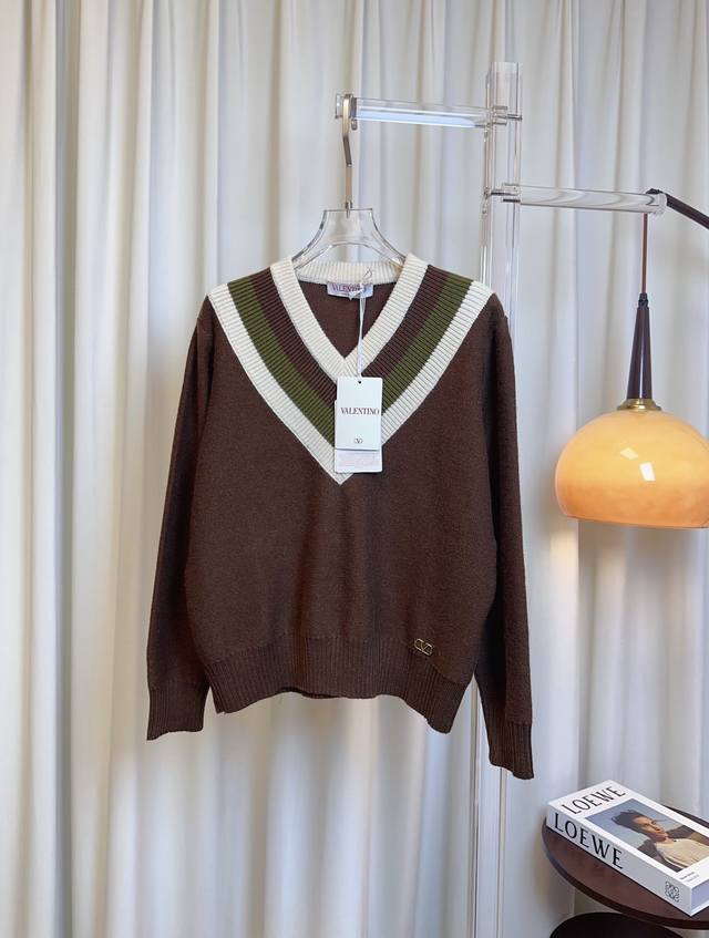 Va** New metal buckle logo V-neck wool top, custom-made and knitted wool fabric,