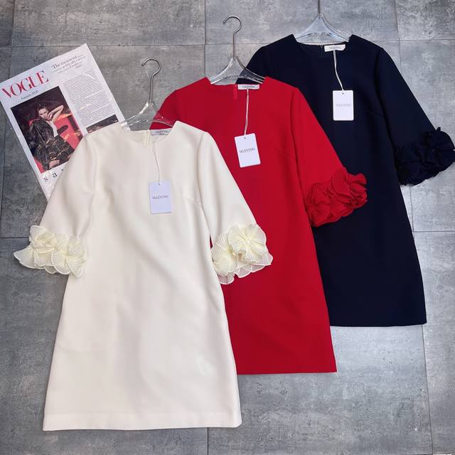 Restocked! A must-have new item from Valent0's 2025 early autumn runway show. Th