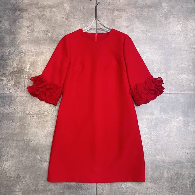 Restocked! A must-have new item from Valent0's 2025 early autumn runway show. Th