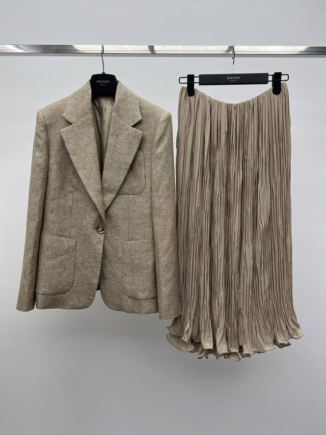 Ralph Laure Pleated Midi Skirt This Jordyn midi skirt is made of elegant and eff