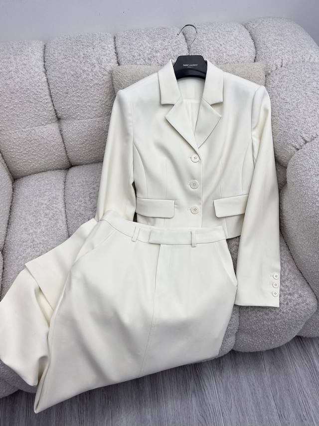 Helsa* Short Jacket Set The set includes a cream-white short blazer and a high-w Helsa* Short Jacket Set The set includes a cream-white short blazer and a high-w