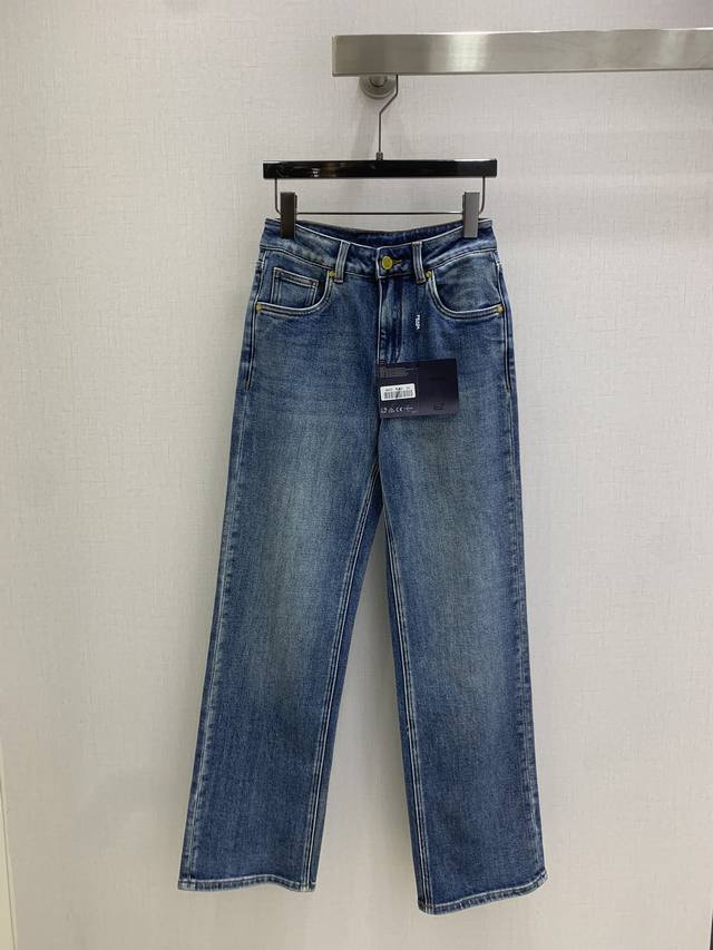 Highly recommend Pra* 2025 new straight-leg jeans! The cut and texture are absol