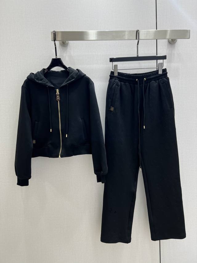 Highly recommend Lv*2025 early autumn new embossed hooded trouser set. The casua