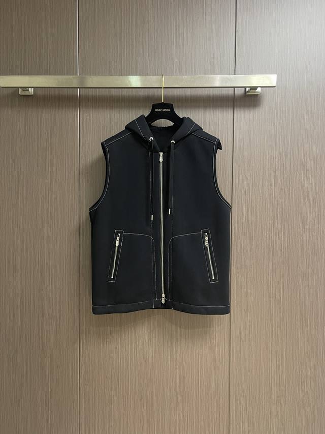Hermes 2025 Autumn/Winter New Casual Hooded Vest. The hooded design relies entir