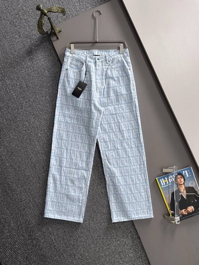 Fendi 2025 All-Season Classic Straight Leg Jeans, a trendy and luxurious everyda