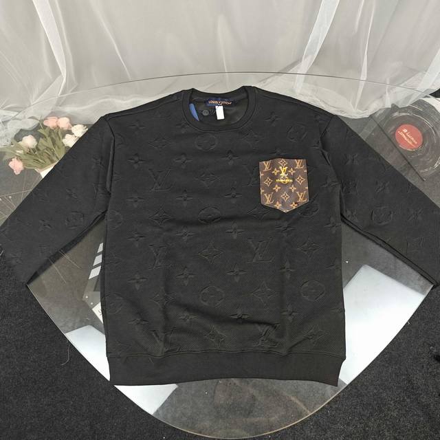 Louis Vuitton 2025 Autumn/Winter New Arrival. Features a heavy-duty washed and d