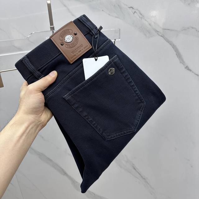 Valentino 2025 Early Autumn New Arrival Casual Jeans. Available simultaneously o