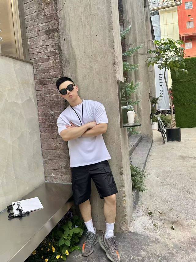 Prada Nylon Double Pocket Cargo Shorts (Ddd) Fabric: Made from 40-count 100% nyl