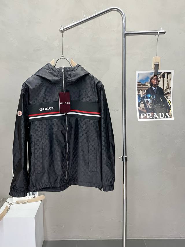 Gucci's latest exclusive fashion hooded jacket, a classic design with a stunning