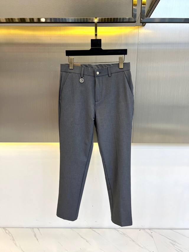 Gucci Spring/Summer 2025 New Arrival Business Casual Cropped Trousers. Made from