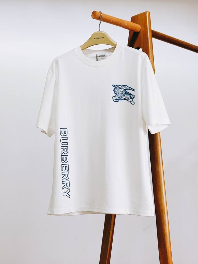 Burberry 2025 Spring/Summer New Arrival. This classic knight print T-shirt featu