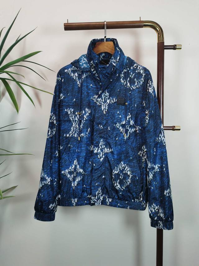 Louis Vuitton 2025 Spring/Summer New Men's Windbreaker Jacket, a stylish and cas