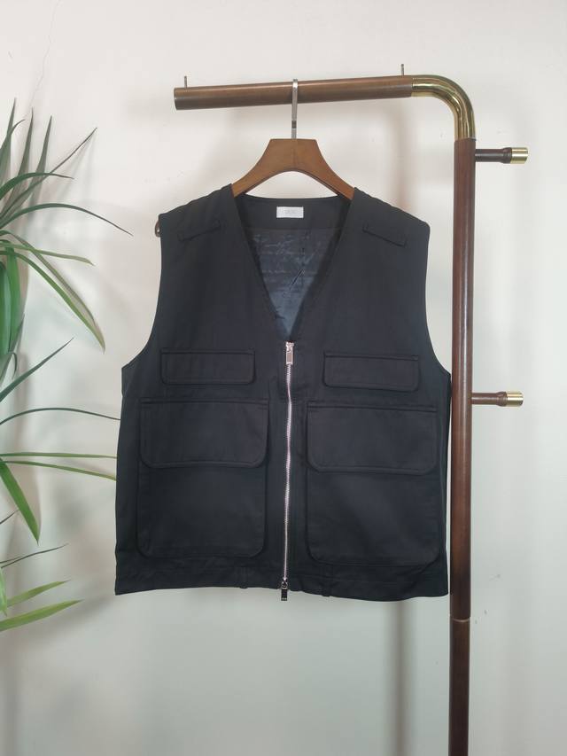 Dior Reversible Stand Collar Vest - A versatile piece that can be worn in two wa