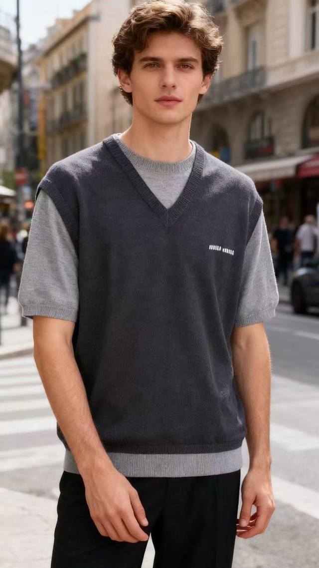 Miumiu. 2025 Autumn New Arrival Fashionable Faux Two-Piece Knit Short-Sleeve Top