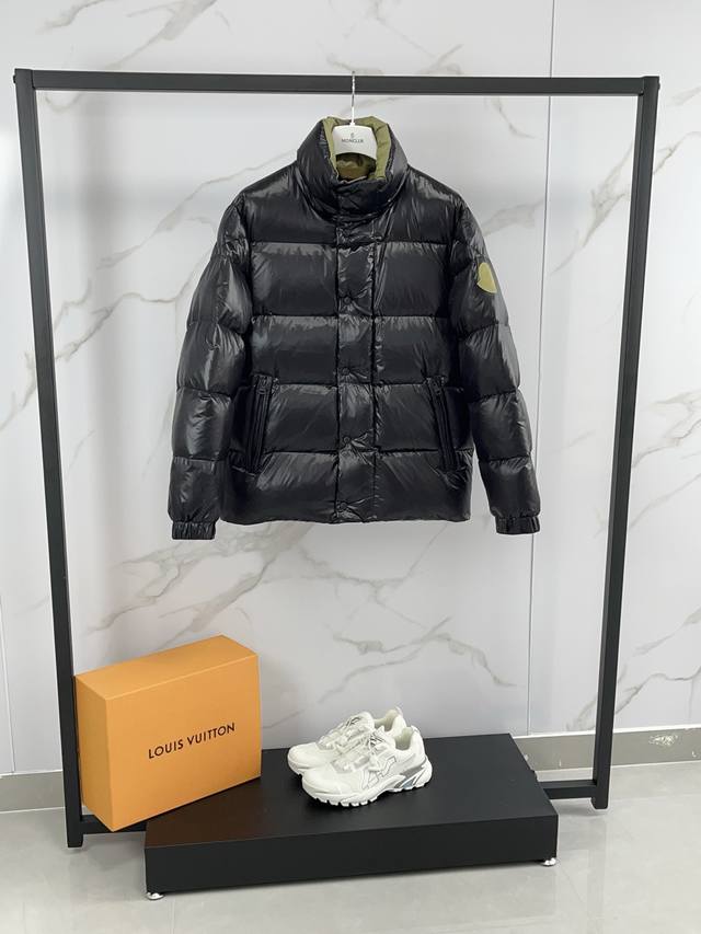 Premium Down Moncler Dervox Short Men's Down Jacket. This Dervox men's short dow