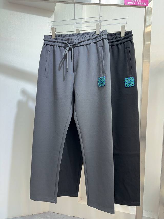 Loewe 25S New Casual Pants. Straight leg design. Can be paired with suits. Perfe