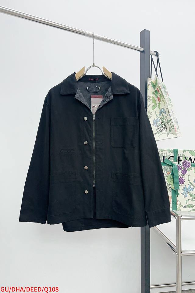Q108 Gu Gucci 2025 New Gg Jacquard Canvas Jacket. This black jacket features a G