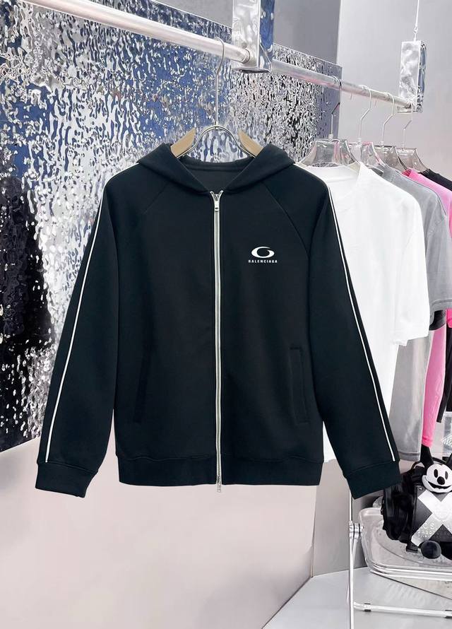 Balenciaga official website simultaneously releases a functional sports hoodie w