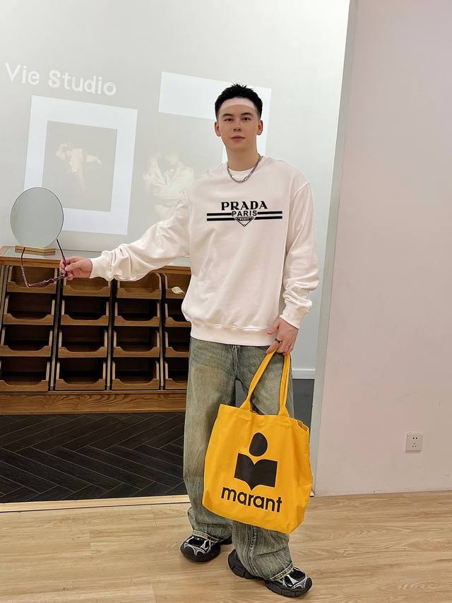 Prada's new double-layer heavy-duty letter print letter pattern is a must-have i