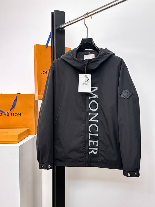 Moncler 2025 Spring New Casual Jacket. The latest fashionable casual jacket, a b