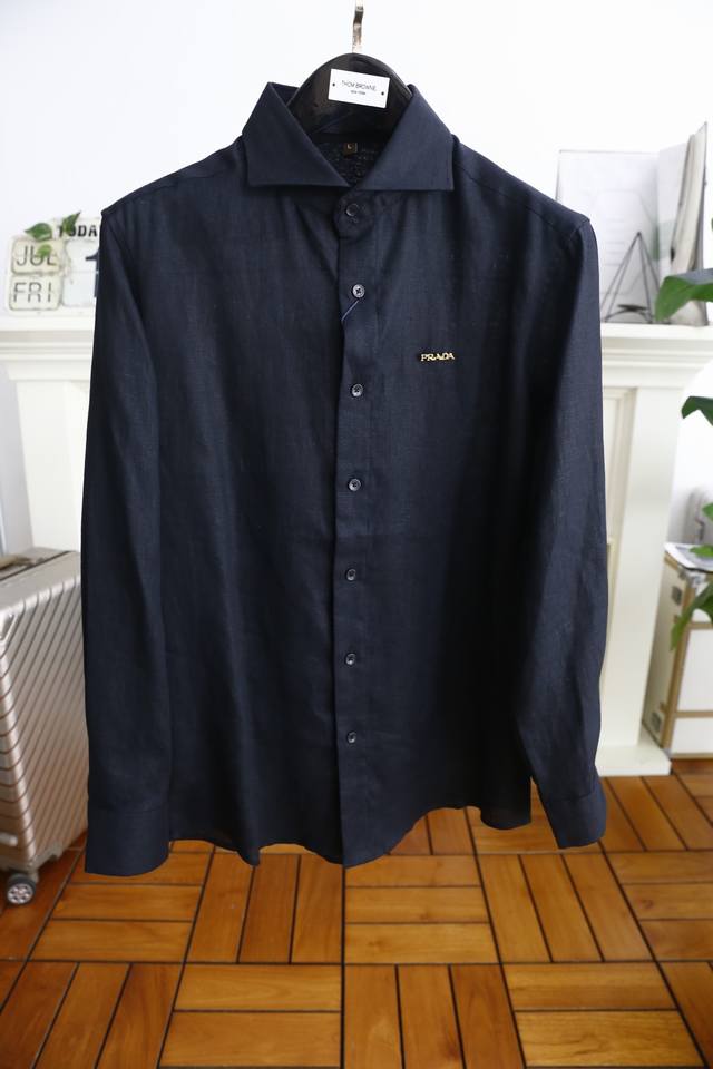 Pr*Da. 25 Men's Thin Long-Sleeve Shirt! The luxurious brand's classic logo desig