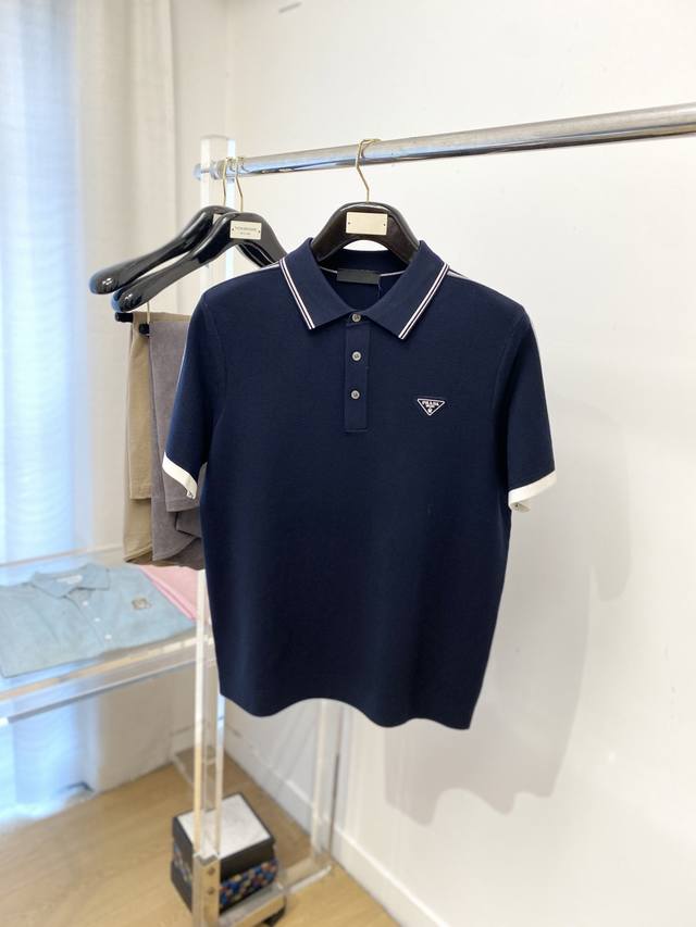 Prada, 2025 latest knitted short-sleeved T-shirt, stylish and chic, featuring an