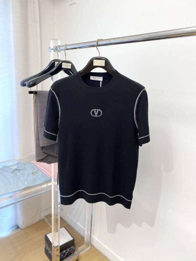 Valentino, 2025 latest knitted short-sleeved T-shirt, stylish and chic, featurin