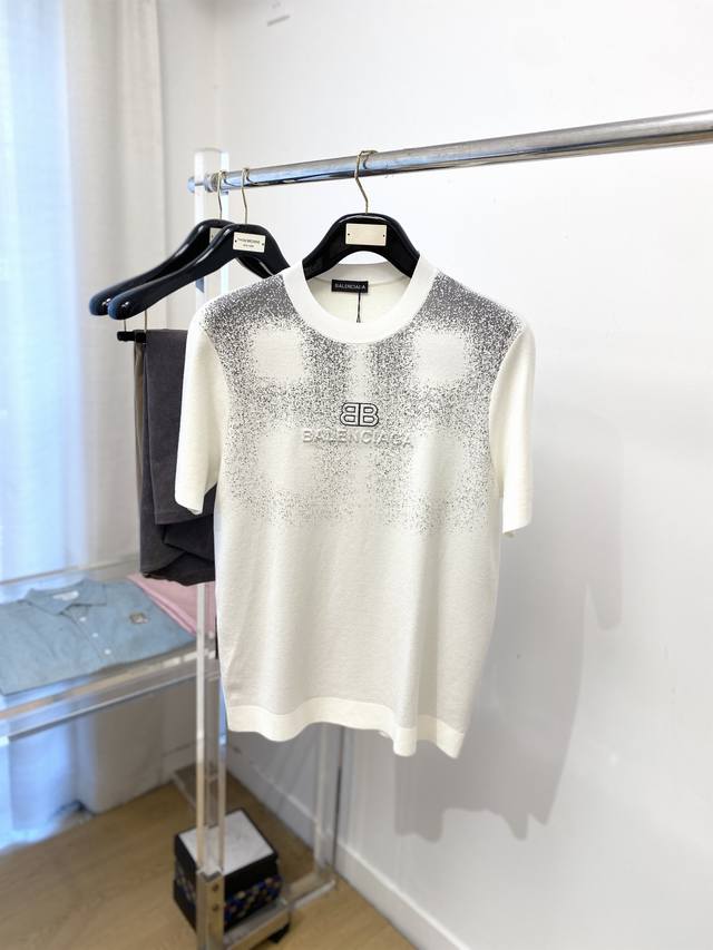 Balenciaga, 2025 latest knit short-sleeved T-shirt, stylish and chic, features a