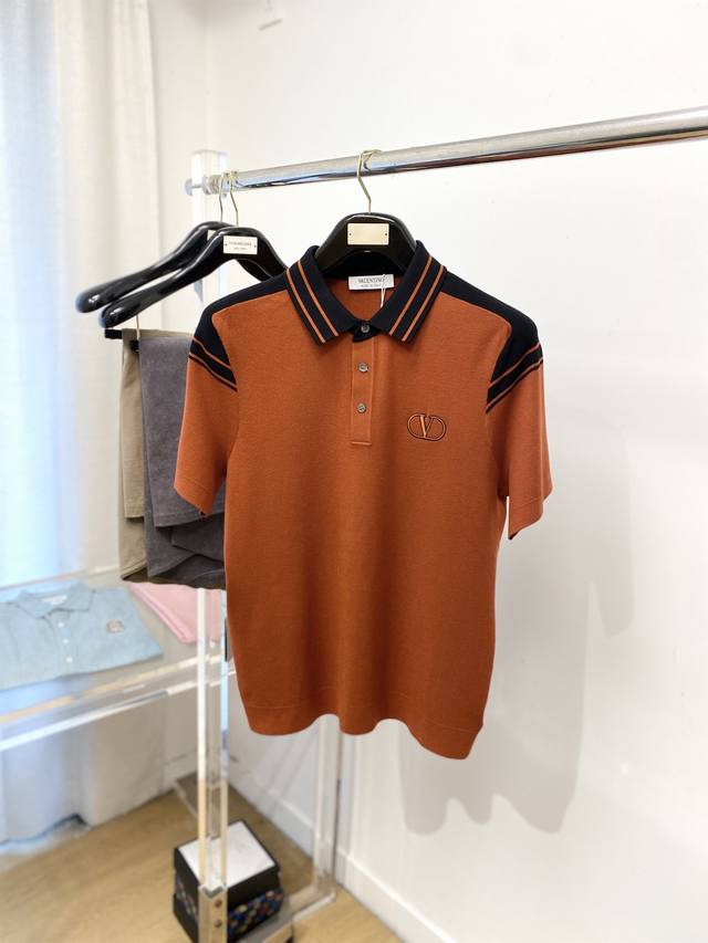Valentino, 2025 latest knitted short-sleeved T-shirt, stylish and chic, featurin
