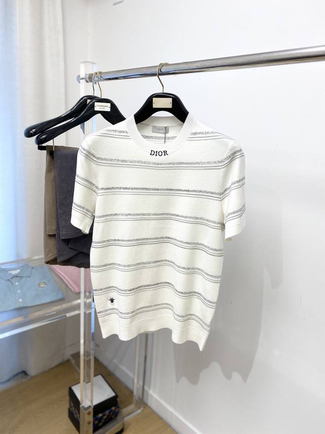 Dior, 2025 latest knitted short-sleeved T-shirt, stylish and chic, with an exqui