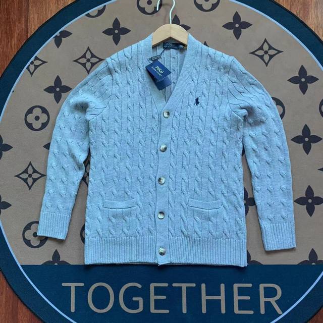 Ralph Lauren four-color knit cardigan, an encounter of refinement and style. Lig