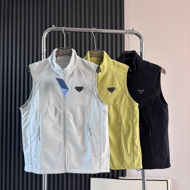 Prada Mountain Style Functional Lightweight Warm Cardigan Vest. 3D three-dimensi