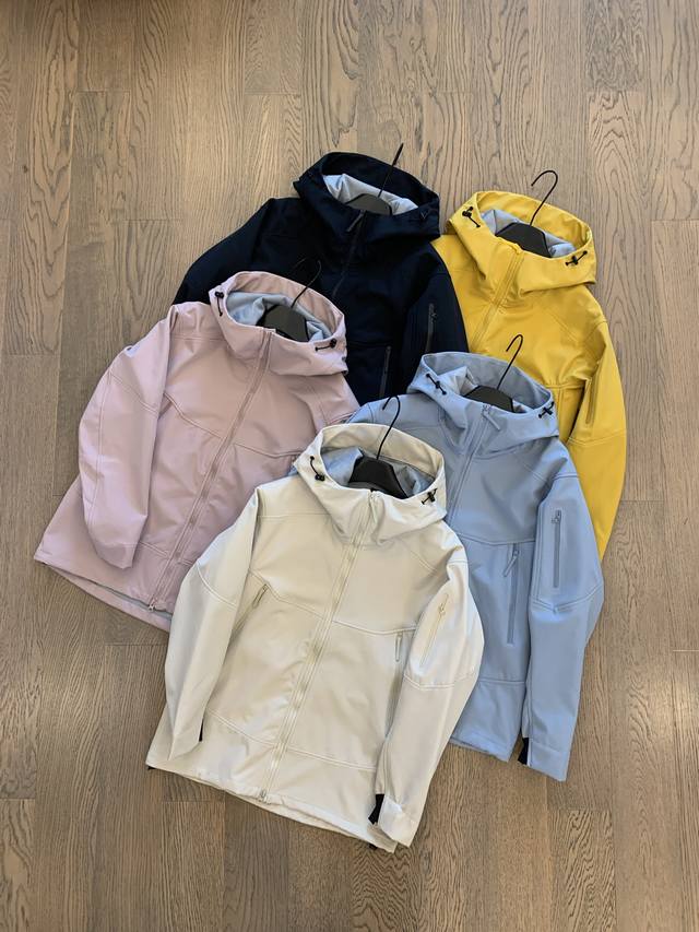 Autumn Softshell Hooded Jacket, a must-have for outdoor style with a relaxed fit