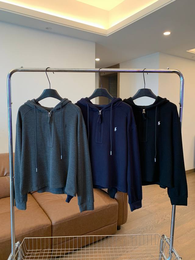 Pony Half-Zip Hooded Loose-fitting Casual Long-Sleeve Sweatshirt. Made of brushe