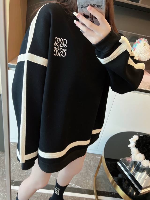 Women's Loewe New Lace Embroidered Ribbon Crew Neck Sweatshirt A must-have for w