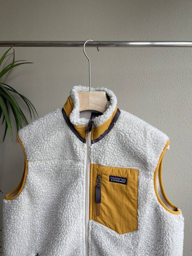 Detailed Real Shot: Patagonia | Lambswool Vest. Mountain-style Functional Outdoo