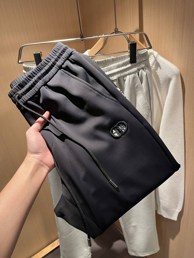 Dior 2025 Fall/Winter New Men's Casual Pants, a high-end quality choice. These v