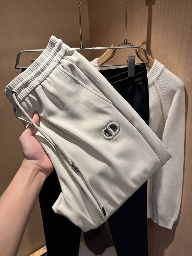 Dior 2025 Fall/Winter New Men's Casual Pants, a high-end quality choice. These v