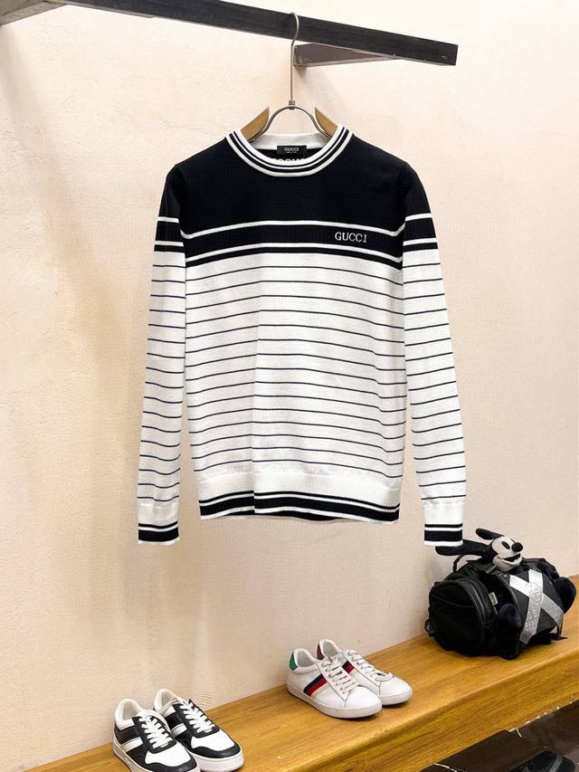 Gucci Fall/Winter Classic Crew Neck Wool Sweater, in Excellent Condition!!! Wool