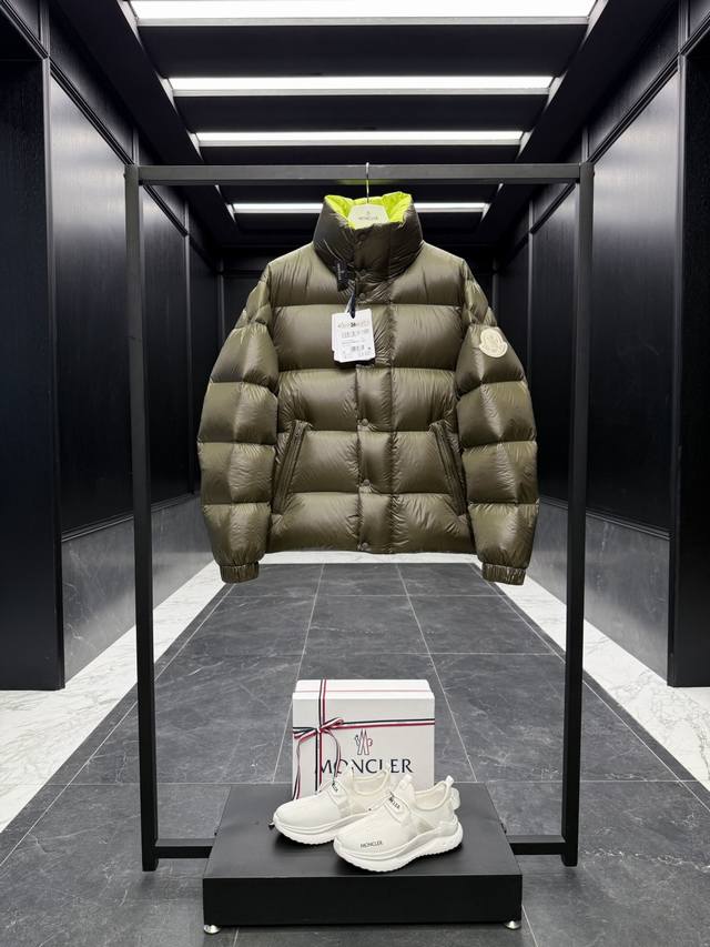 Premium Down Moncler Dervox Short Men's Down Jacket. This Dervox men's short do