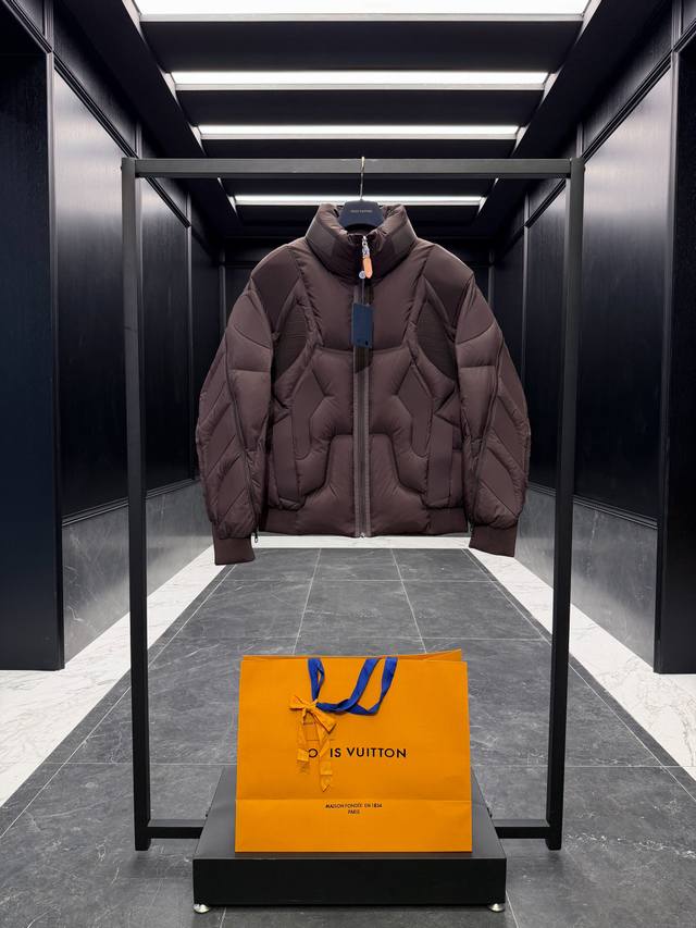 Pre-sale item, shipping at the end of the month. Premium down jacket, Louis Vui